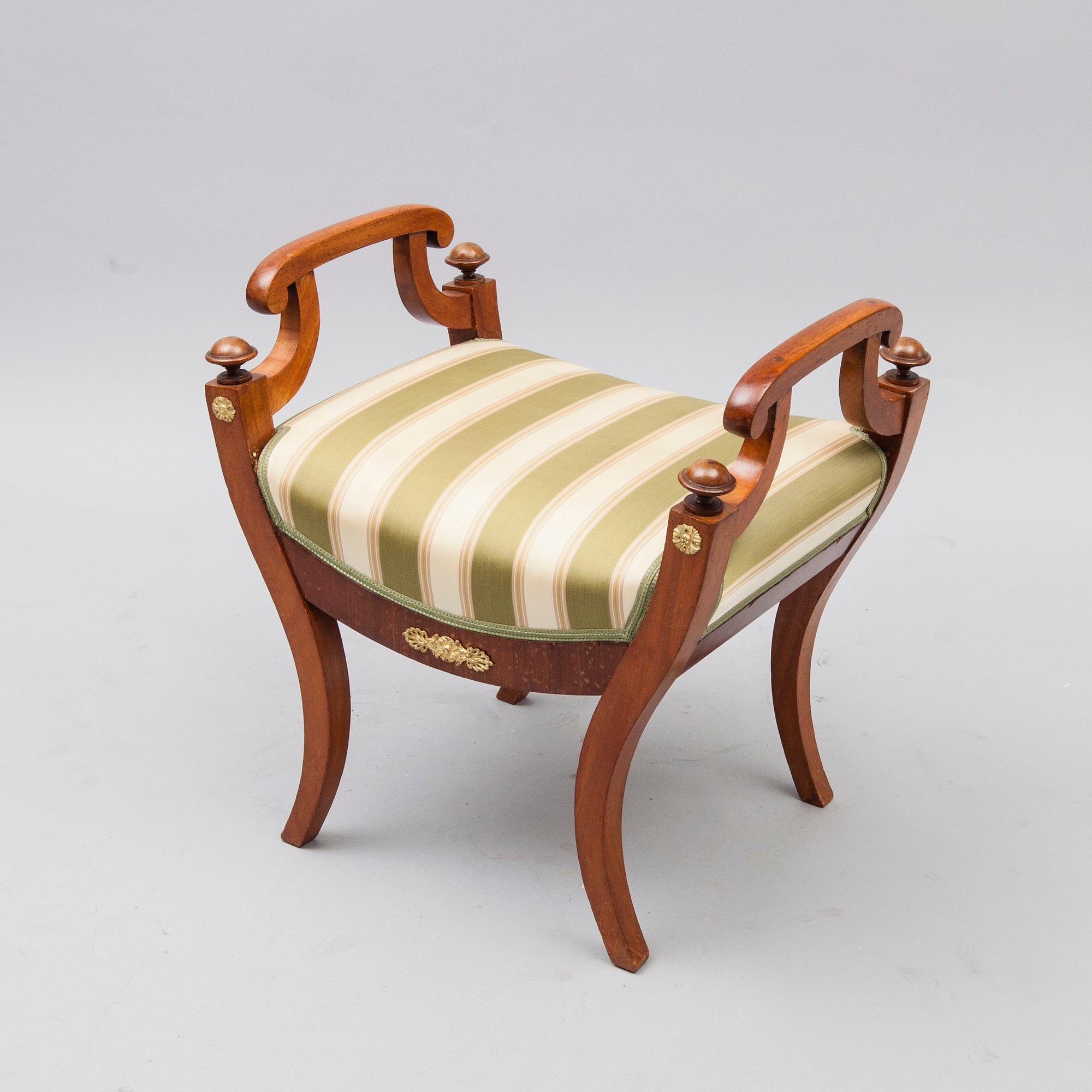 TABURETT, Karl-Johan, 1800-talets första hälft.