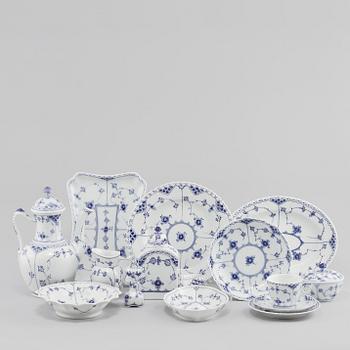 KAFFESERVIS, 35 delar, porslin,  "Musselmalet", Royal Copenhagen, 1900-talets andra hälft.