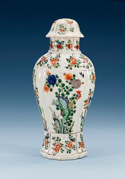 1343. A famille verte vase with cover, Qing dynasty, Kangxi (1662-1722).