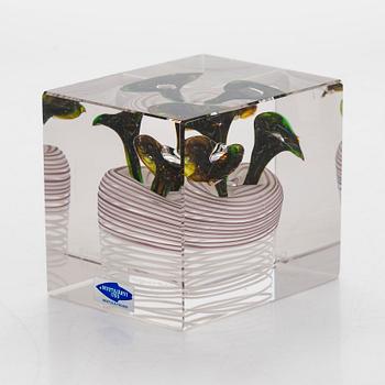 Oiva Toikka, årskub, glas, signerad Oiva Toikka, Nuutajärvi 1978, numrerad 67/2000.