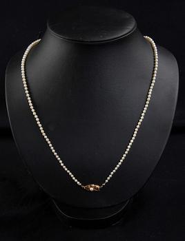 PÄRLCOLLIER, 2 st, ett guldlås 18K och ett silverlås.