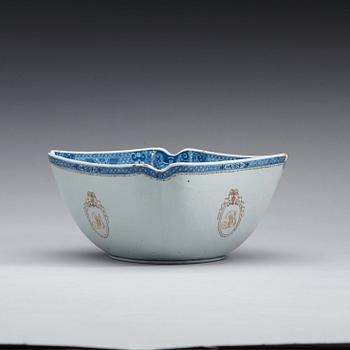 A famille rose and underglaze blue bowl, Qing dynasty, Qianlong (1736-95).