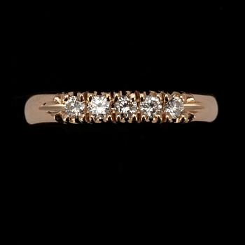 ALLIANSRING, guld 14K, 5 briljantslipade diamanter, J-I/S1 tot. 0,25 ct. Vikt 3,1 g.