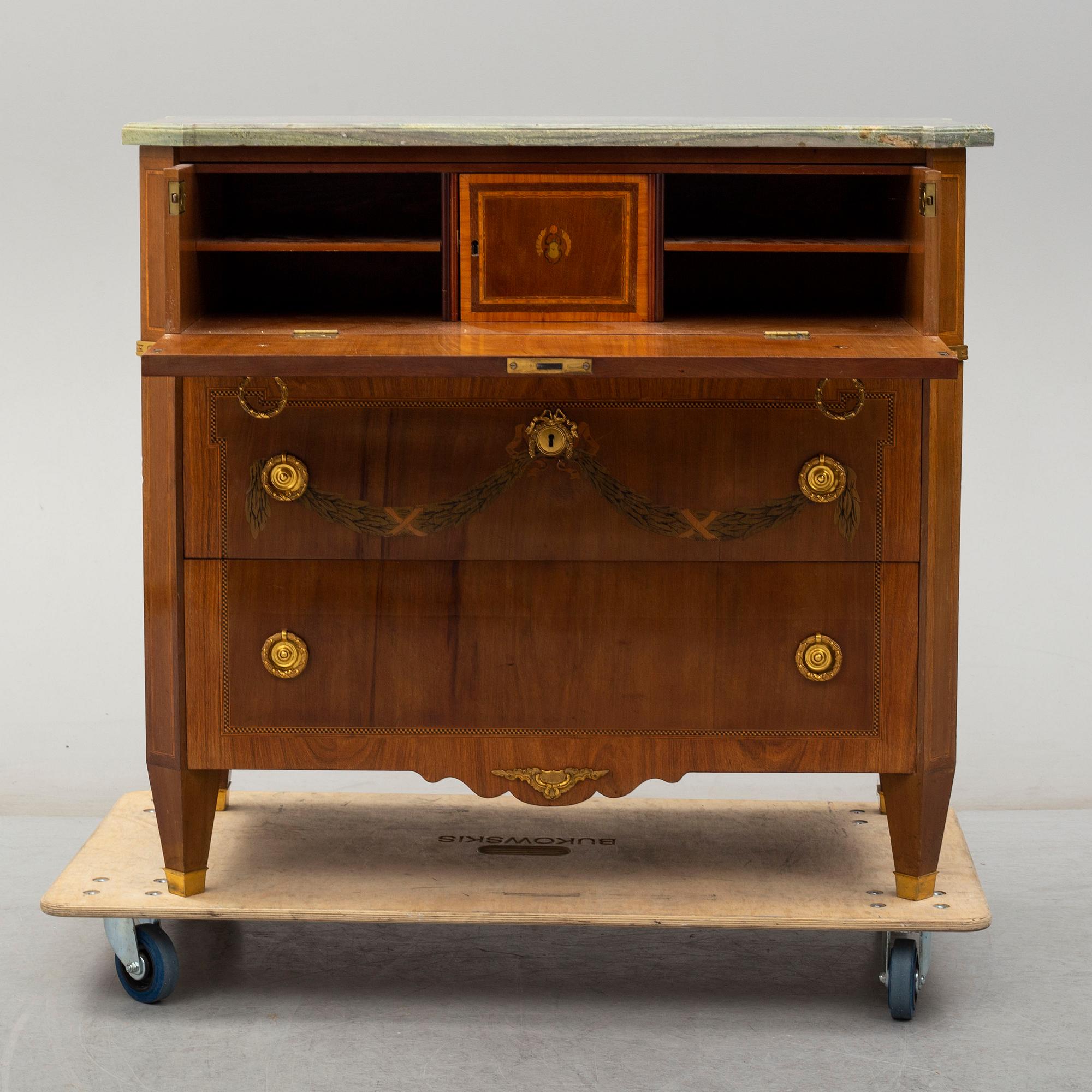 CHEST OF DRAWERS, gustavian style, first half of the 20th century.