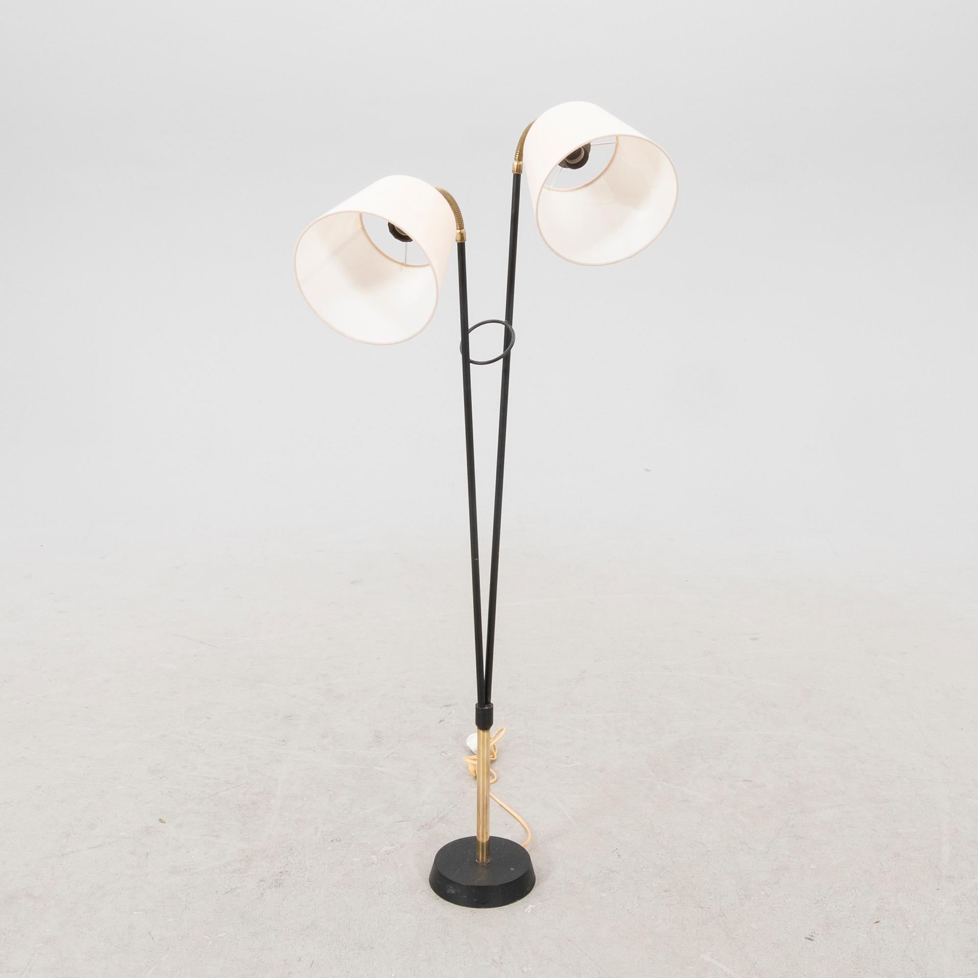 A mid 1900s floor lamp.