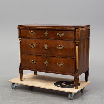 An early 19th Century mahogany chest of drawers.