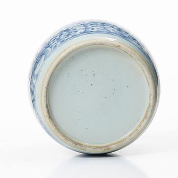 A Chinese blue and white porcelain jar with cover, Qing dynasty, 19th century.