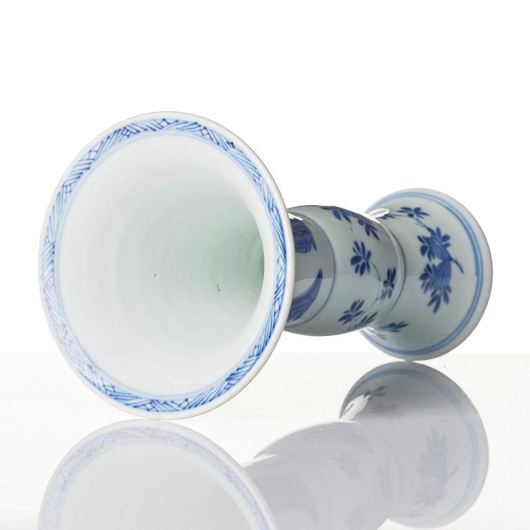 Two blue and white 'lange lisen' vases and a ewer, Qing dynasty, Kangxi (1662-1722).