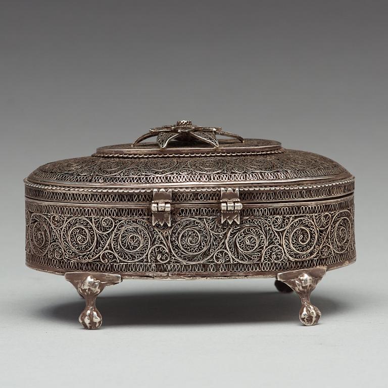 Filigranskrin på fötter, silver, Icke identifierad mästarstämpel, Moskva 1889.