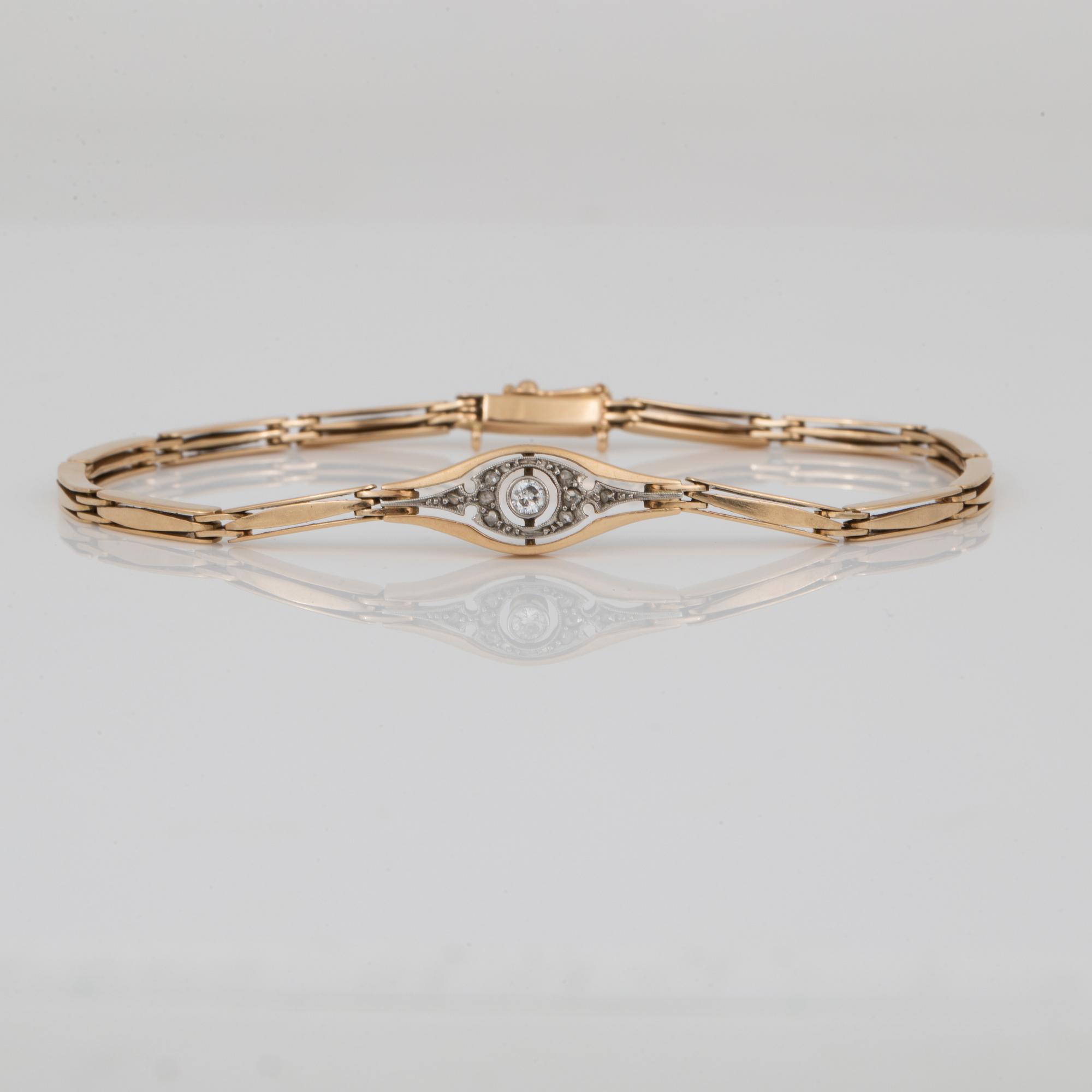 ARMBAND, med rosen och gammalslipade diamanter, totalt ca 0,10 ct, troligen omkring sekelskiftet 1900.