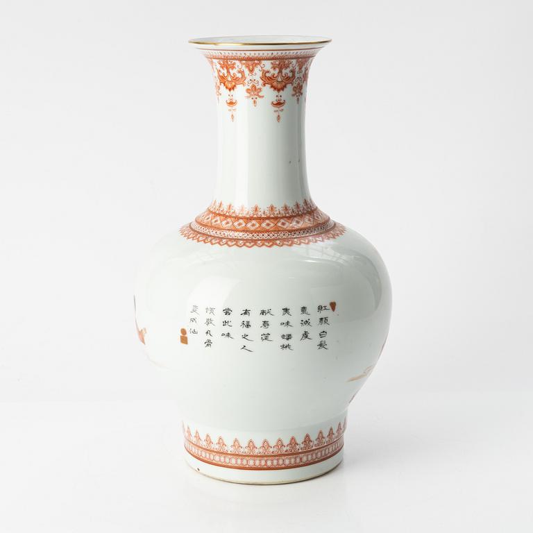 A porcelain vase, mid/second half of the 20th century.
