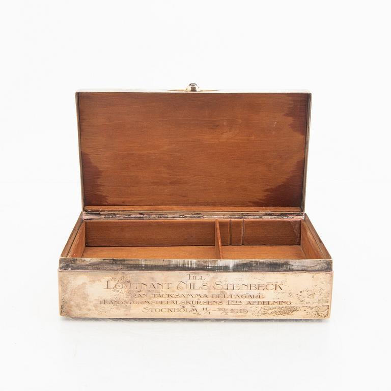 A Swedish 20th century silver cigarette case mark of CG Hallberg Stockholm 1914, total.