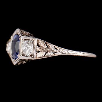 RING, 18 k vitguld, 2 diamanter tot 0.80 ct, safir 1.08 ct., 1900-talets första del.