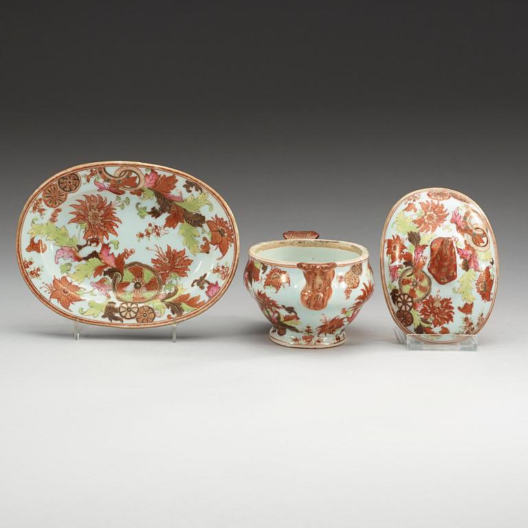 A famille rose 'Tobacco Leaf' butter tureen with cover and stand and two dinner plates, Qing dynasty, Qianlong (1736-95).