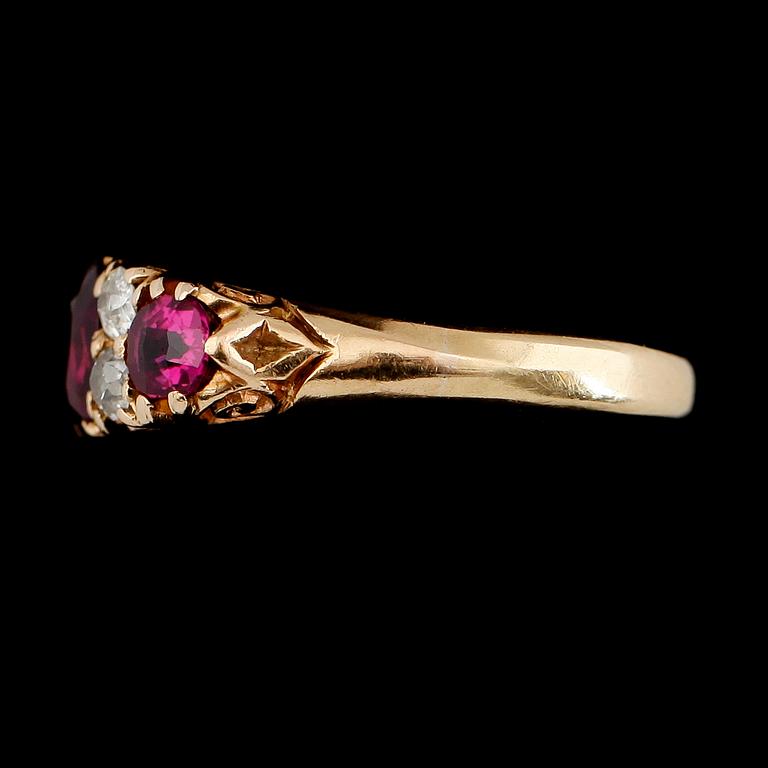 RING, 18K guld, gammalslipade diamanter och röda stenar. Vikt ca 3 g.