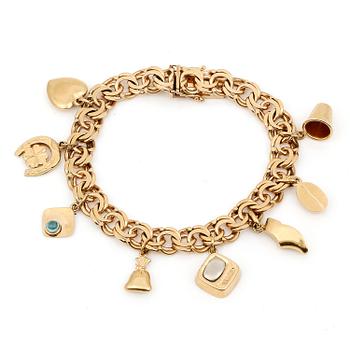 ARMBAND, 18K guld med berlocker varav de flesta är 18K guld. Total vikt 31,76 g.