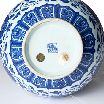 Vas, porslin. Qingdynastin med Guangxus sigillmärke och period (1875-1908).