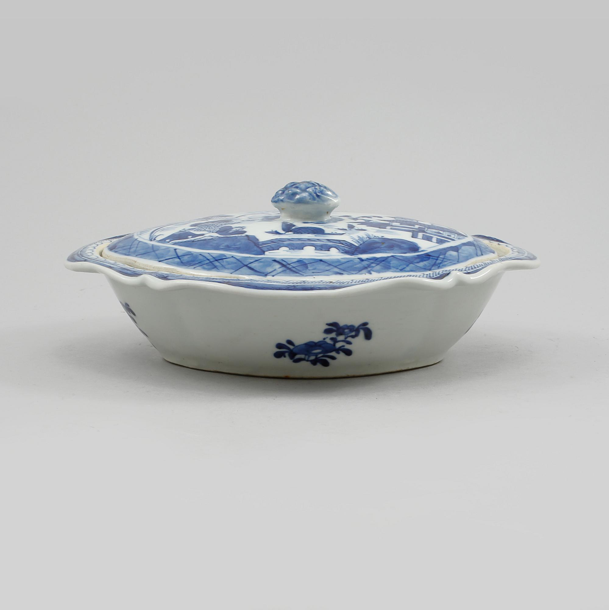 LOCKTERRIN, porslin, Kina, 1800-tal.