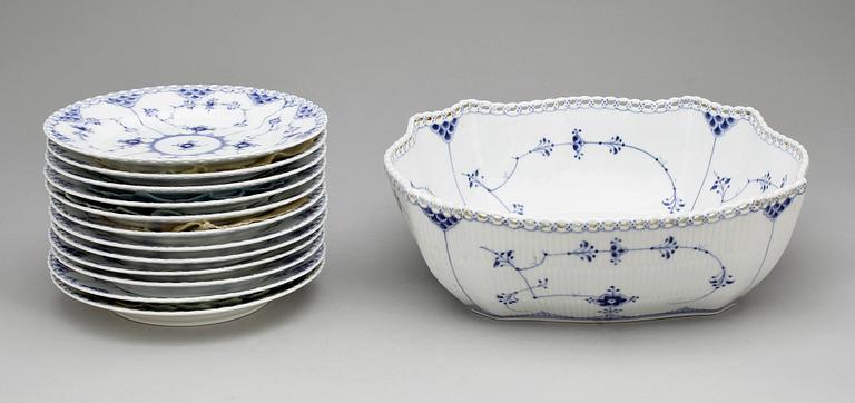 SERVISDELAR, 13 delar, porslin, Royal Copenhagen, "Musselmalet", 1900-tal.