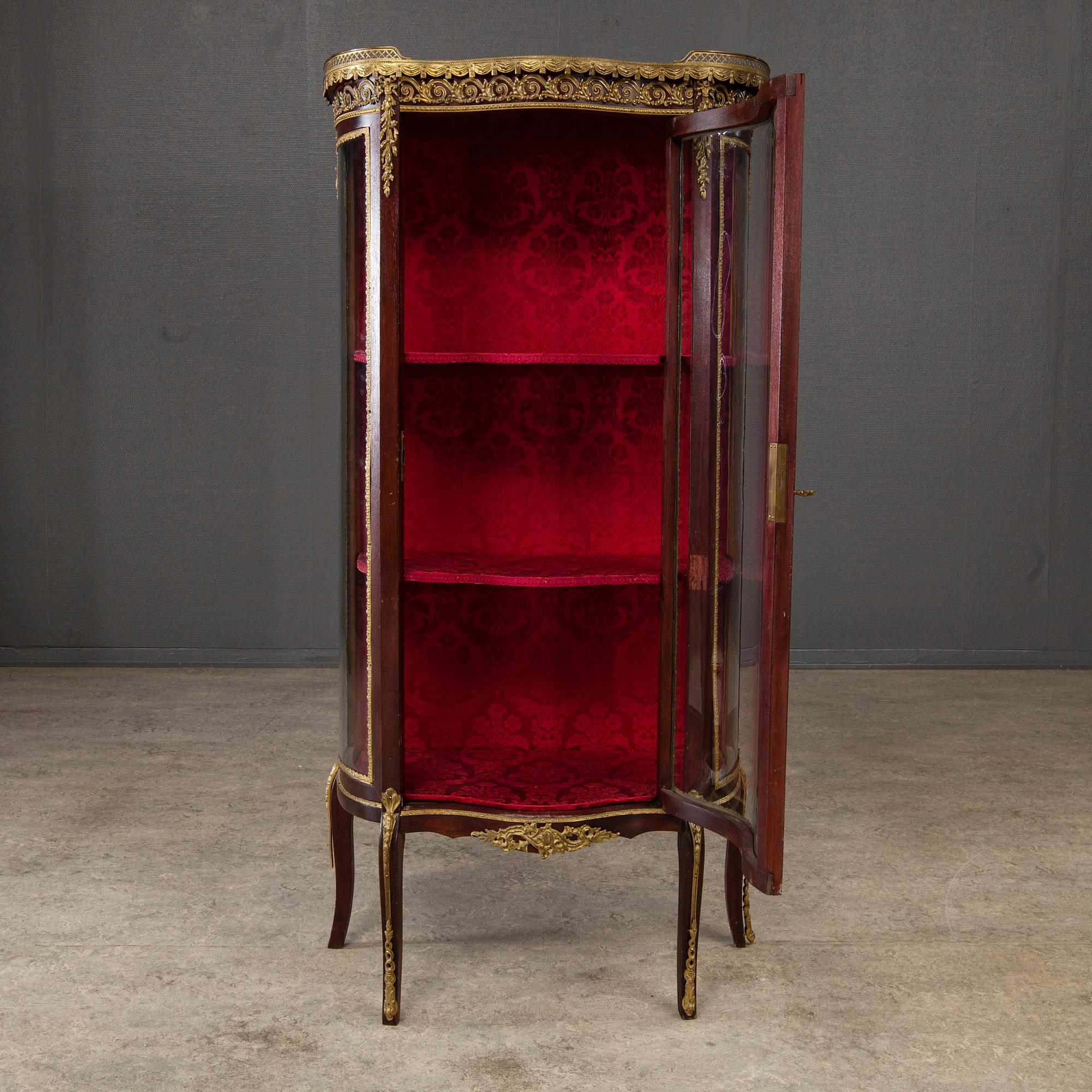 VITRINSKÅP, rokokostil, 1900-talets början.