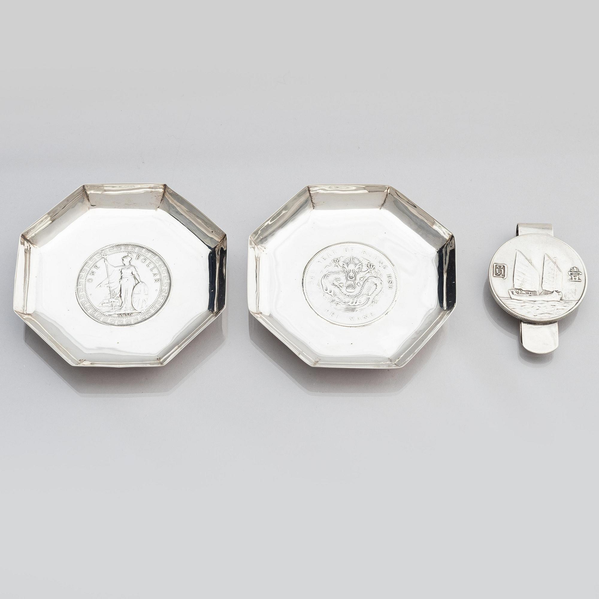Coasters, två stycken, silver samt sedelklämma. Kina, tidigt 1900-tal.