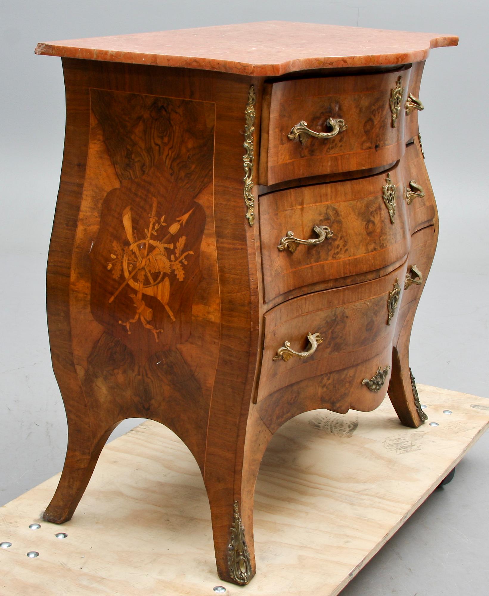 BYRÅ med stenskiva, rokokostil, 1900-talets mitt.