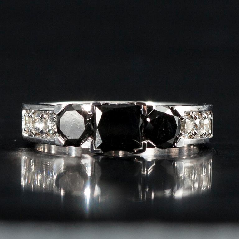 RING, vitguld 14K, prinsess- och briljantslipade diamanter, tot. 1,77 ct. Vikt 4 g. Intyg.