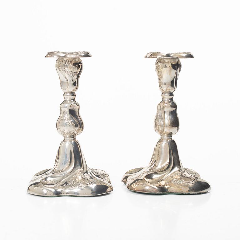 Ljusstakar, ett par, silver, rokokostil, Thorvald Marthinsen Sølvvarefabrik, Tönsberg, Norge, 1900-tal.