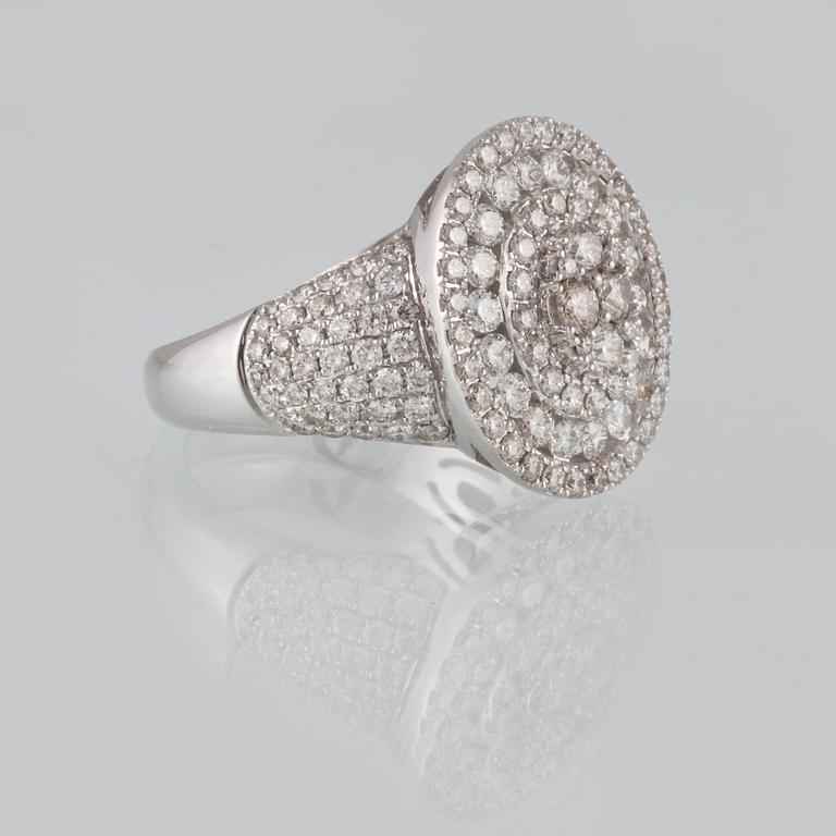 RING, 18K vitguld med 150 briljantslipade diamanter 2.32 ct. Vikt 9,1 gram.