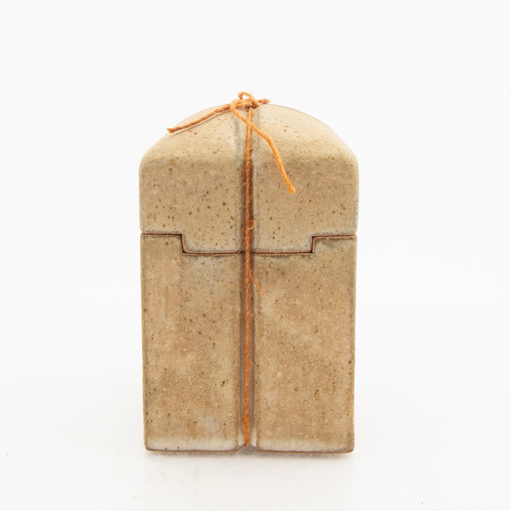 Johanna Djerf box "Ask för hemligheter", signed stoneware.