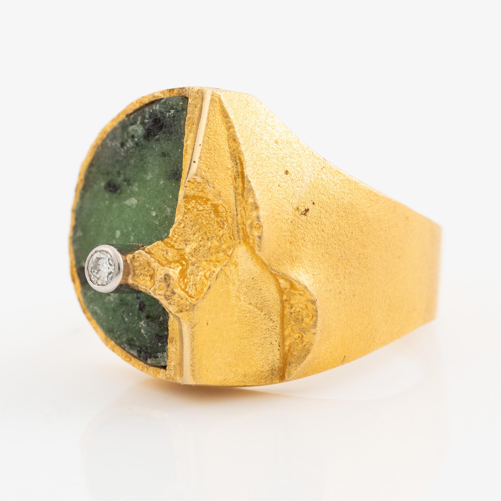 Björn Weckström, ring, 18K guld med zoisit och en rund briljantslipad diamant, Finland 1977. För Lapponia.