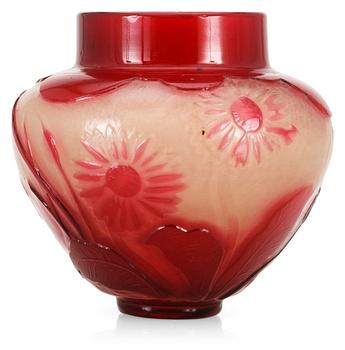 1082. An art nouveau Emile Gallé cameo glass vase, Nancy, France.