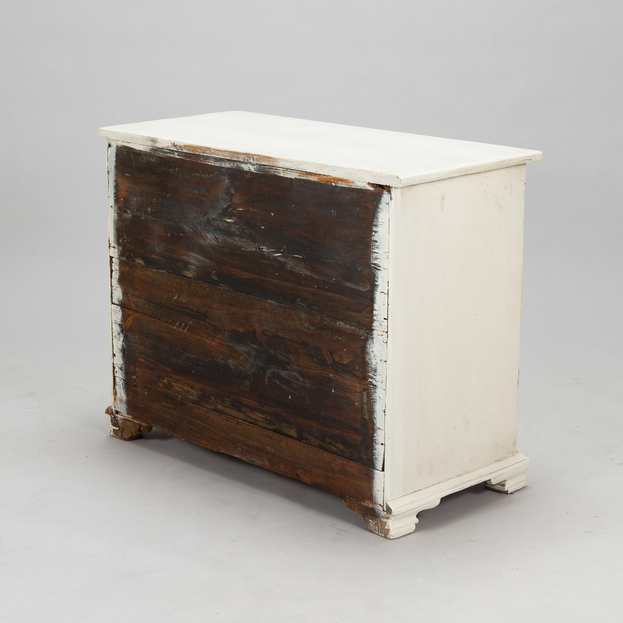 A mid 18th Century chest of drawers.