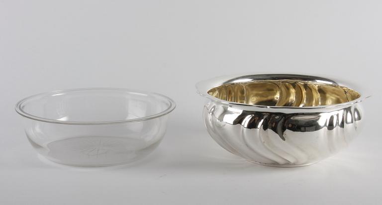 SKÅL med glasinsats, silver, rokokostil, importstämplar.