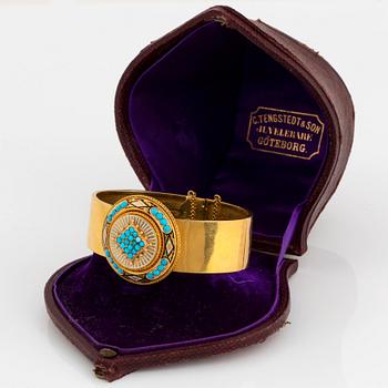 An 18K gold and enamel bangle set with turquoises.