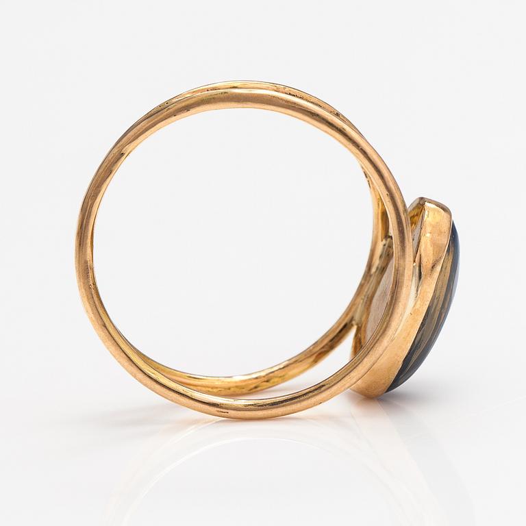 An 18K gold ring with an opal. Lagercrantz Jewellery, Tammisaari 2019.