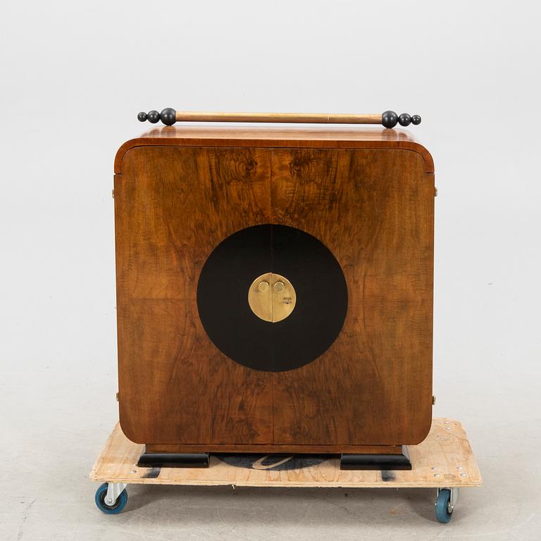 A walnut veneered Art Déco cabinet.