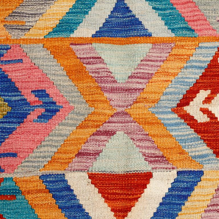 A KILIM RUG, 295 x 200 cm.