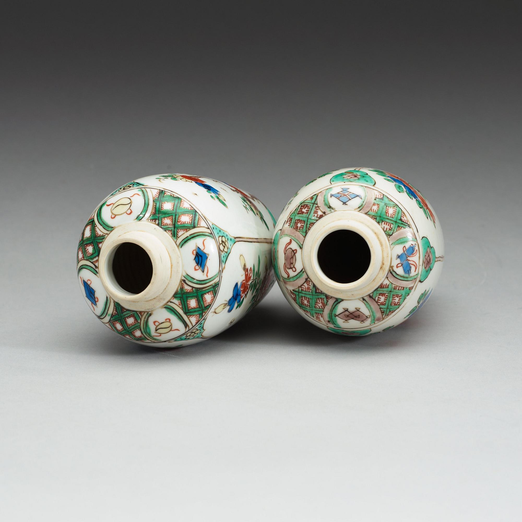 A pair of famille verte tea caddies, Qing dynasty, Kangxi (1662-1722).