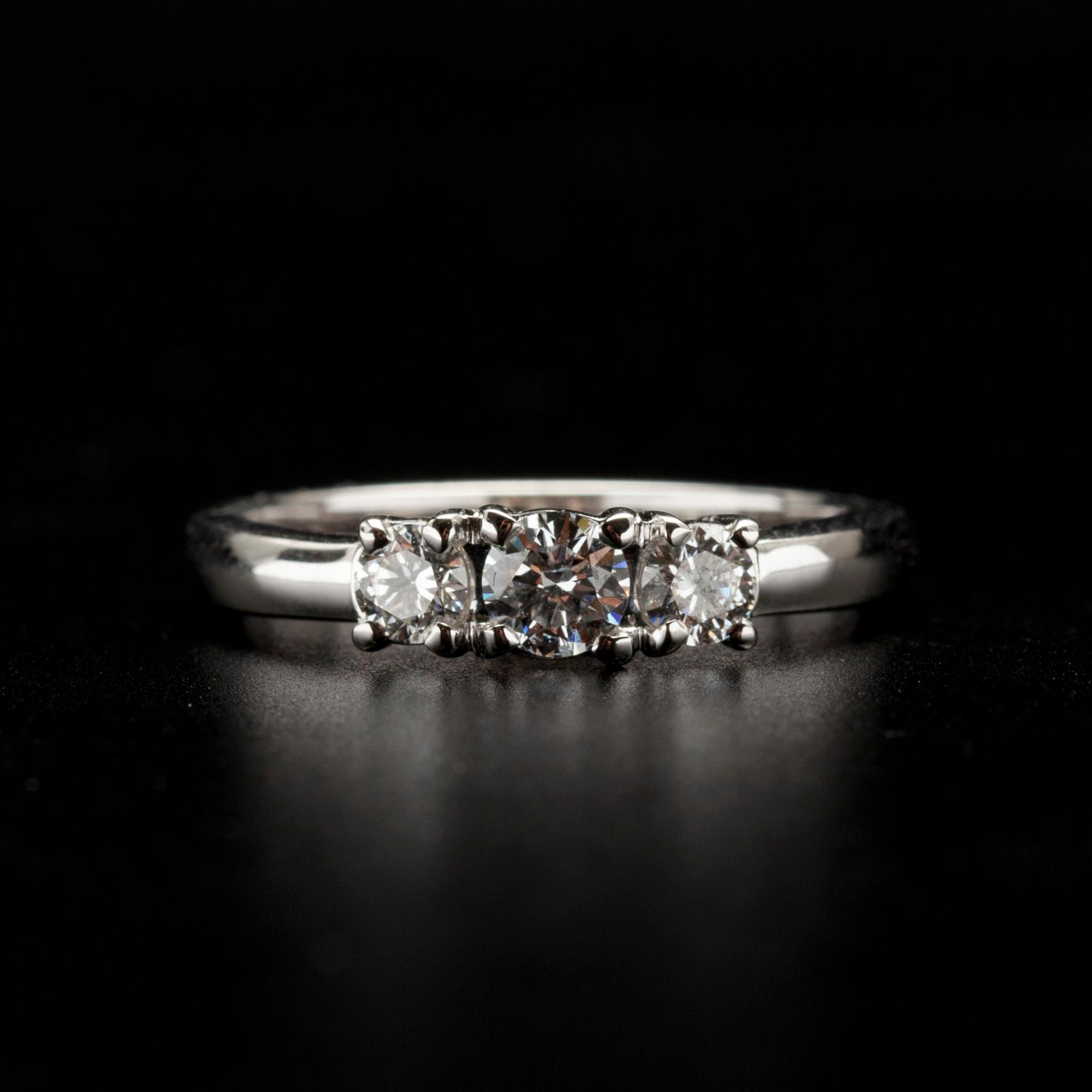 RING, vitguld 18K, briljantslipade diamanter 0,25 ct, 2 x 0,14 ct, tot. 0,53 ct. Vikt 3,9 g. Intyg.