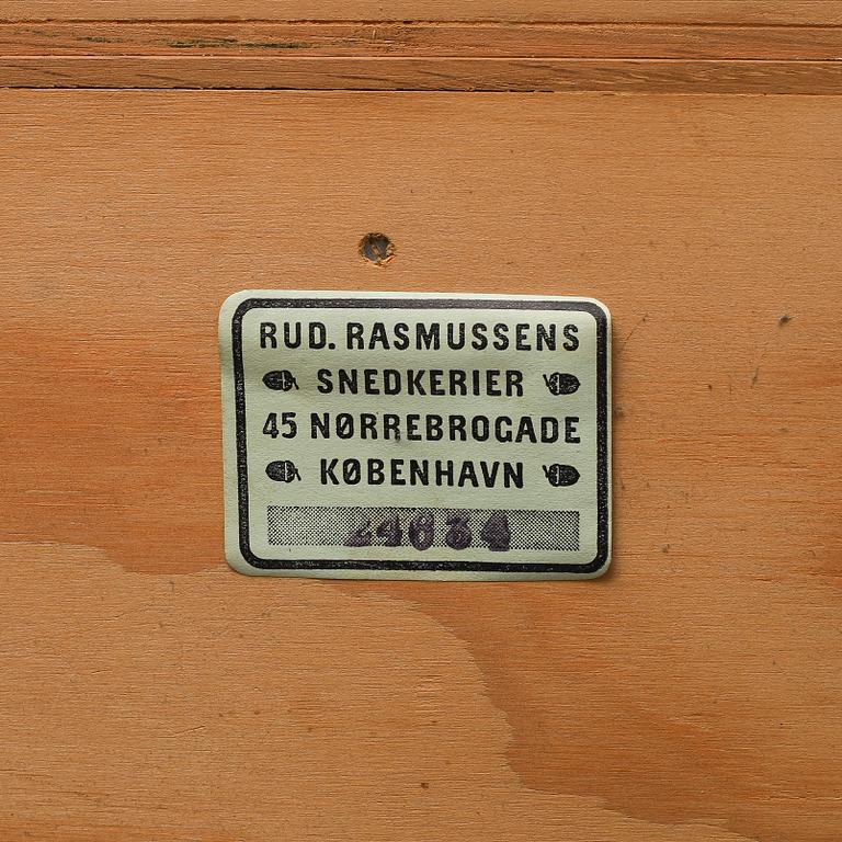 MOGENS KOCH, hyllsektioner 12 st, samt sockel, 4 st, för Rud Rasmussens snickerier, Köpenhamn, Danmark.