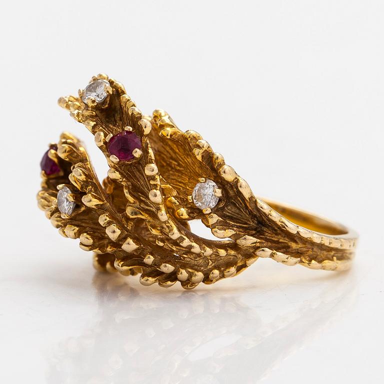 An 18K gold ring with brilliantcut diamonds approx. 0.22 ct in total and rubies. Finnish import mark 1972.