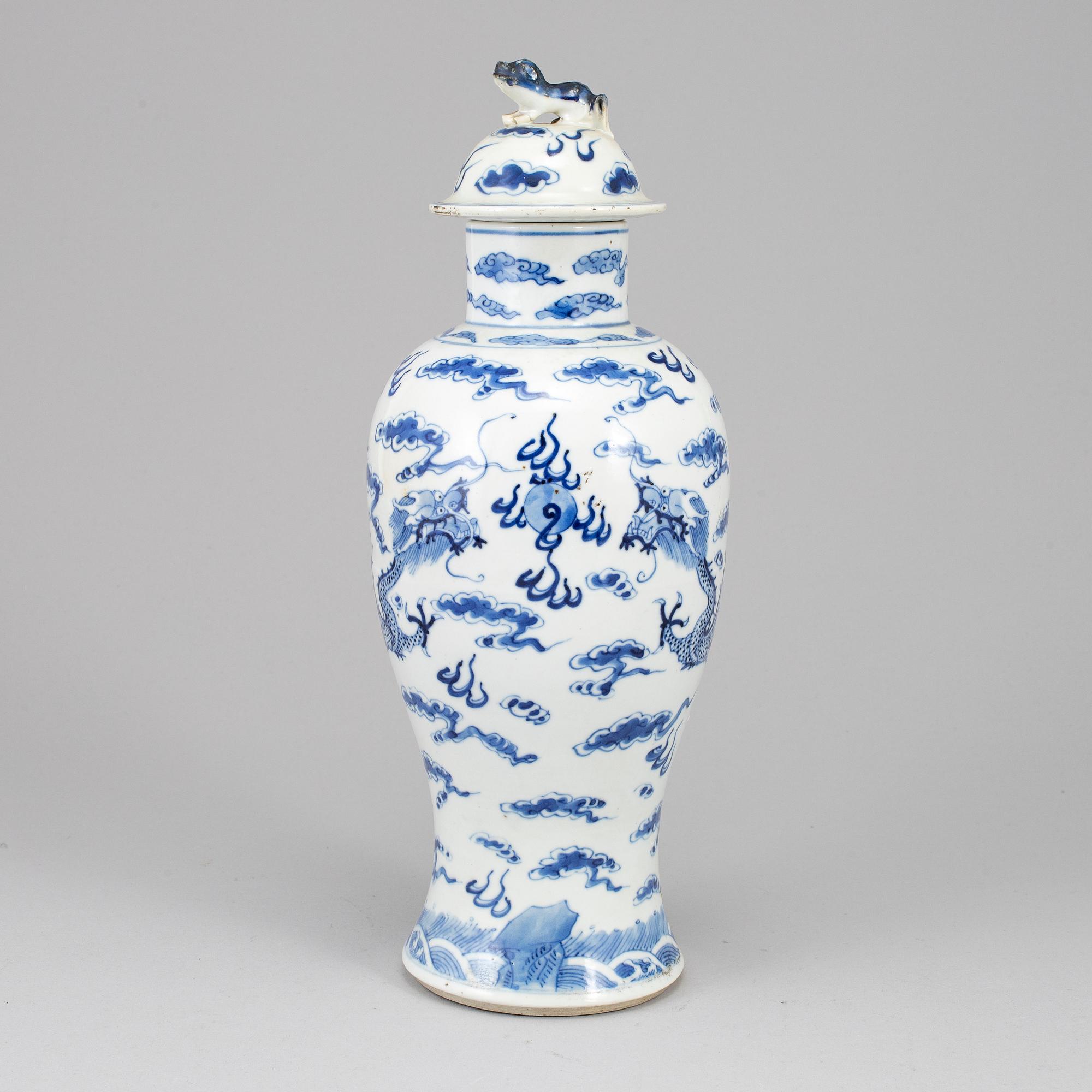 A blue and white porcelain vase with cover, Qing dynasty, late 19th century.