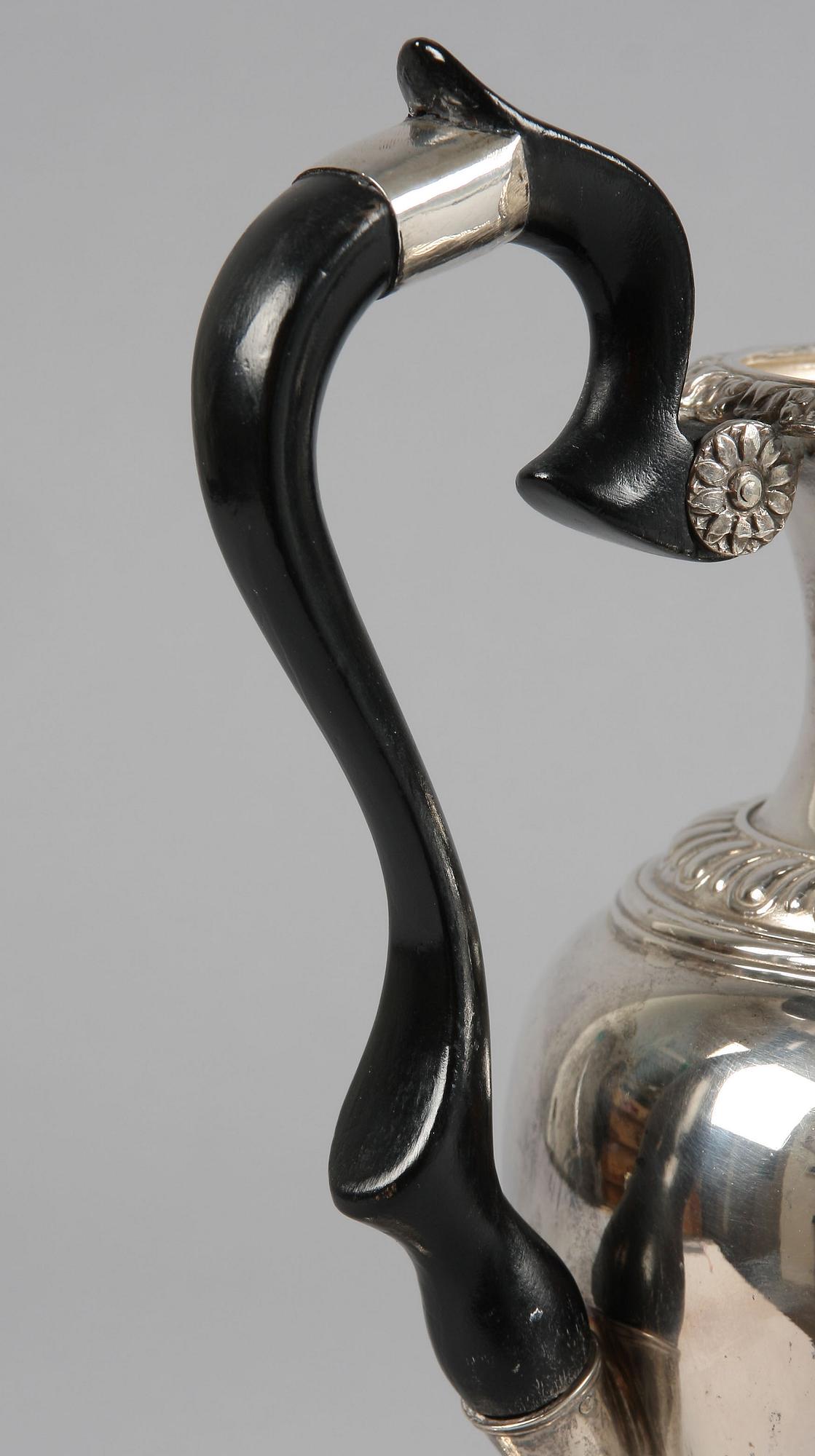 KAFFEKANNA, silver. Gustaf Möllenborg, senempire. Stockholm 1838. Tot 914gr.