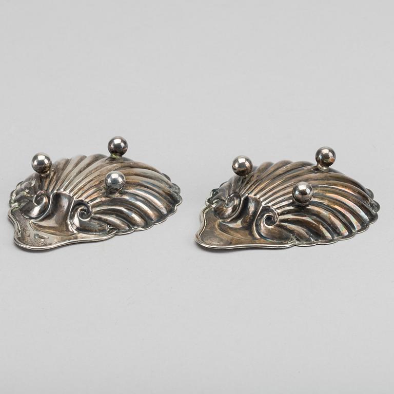 ALEXANDER CLARK & CO,  smörsnäckor ett par samt knivar ett par, silver tidigt 1900-tal i etui.
