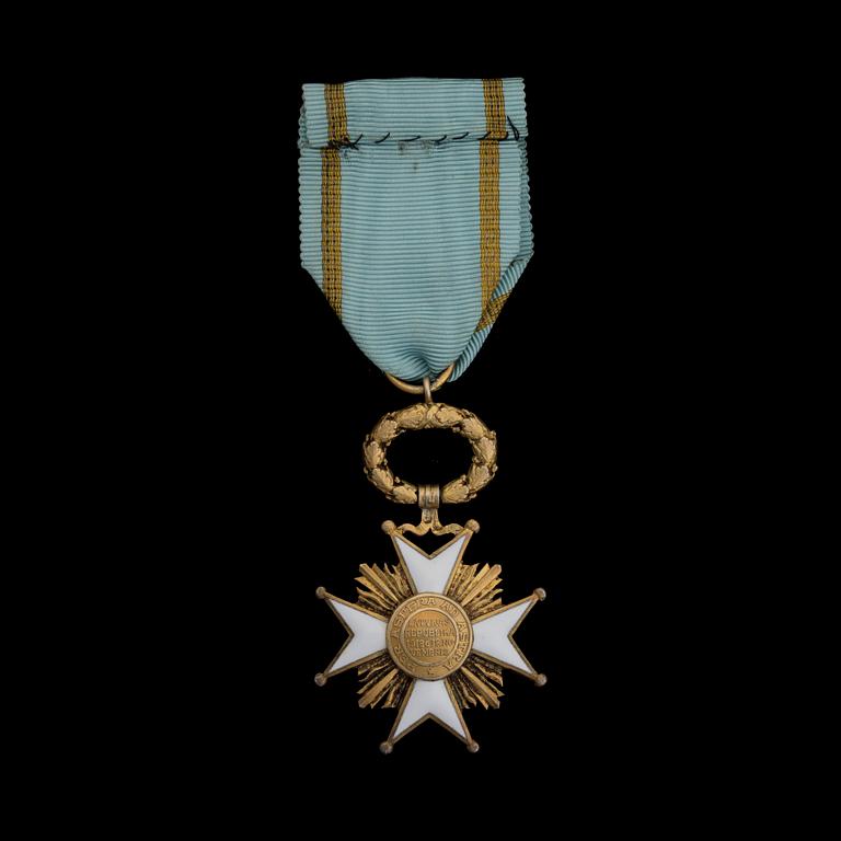 KUNNIAMERKKI, Kolmen Tähden ritarikunta, ritarimerkki, kullattua hopeaa. Latvia 1924-30-luku.