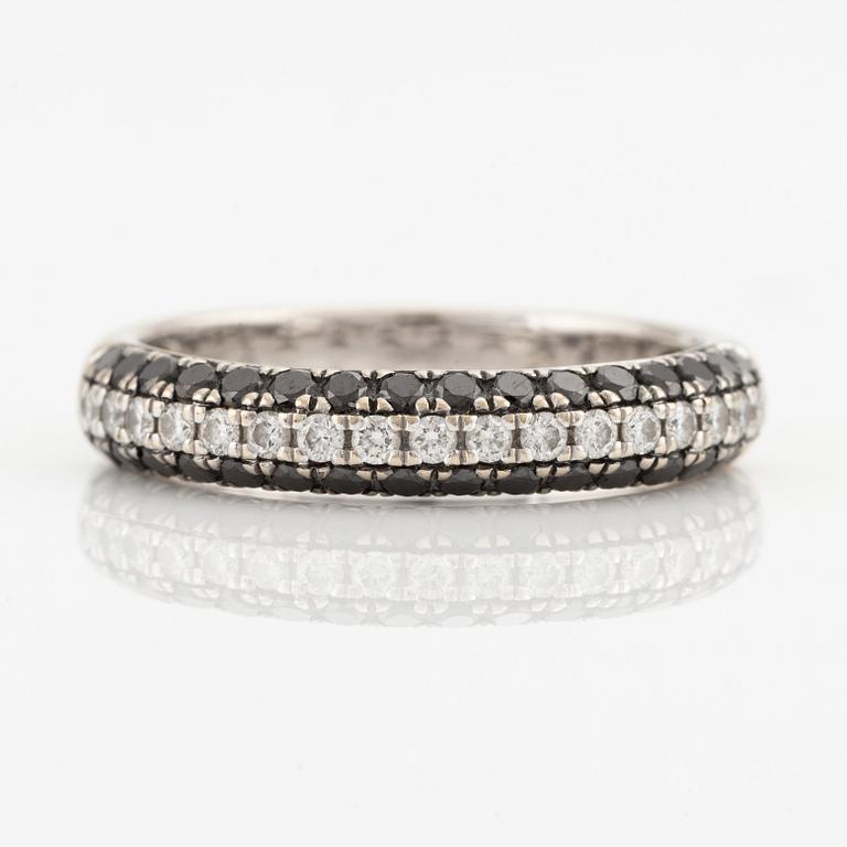 Ring, 18K vitguld med svarta och vita briljantslipade diamanter.