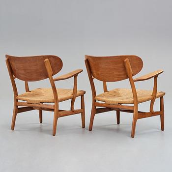 Hans J. Wegner, fåtöljer, ett par CH-22, Carl Hansen & Son, Danmark 1900-talets mitt.