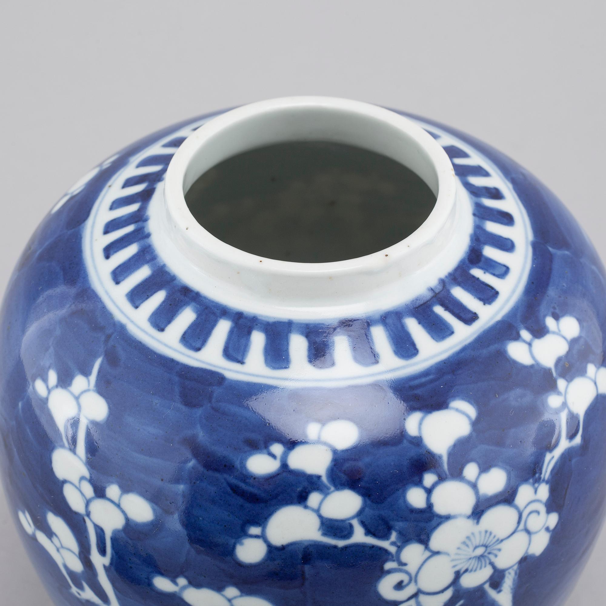 A porcelain jar form China, late Qing dynasty (1644-1912).