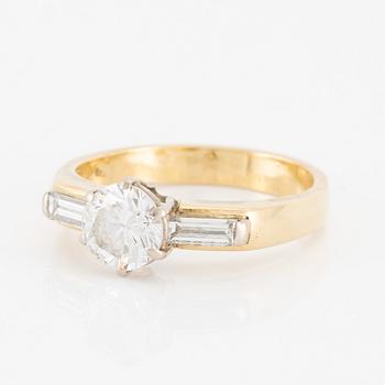 Ring 18K gold with a round brilliant-cut diamond.